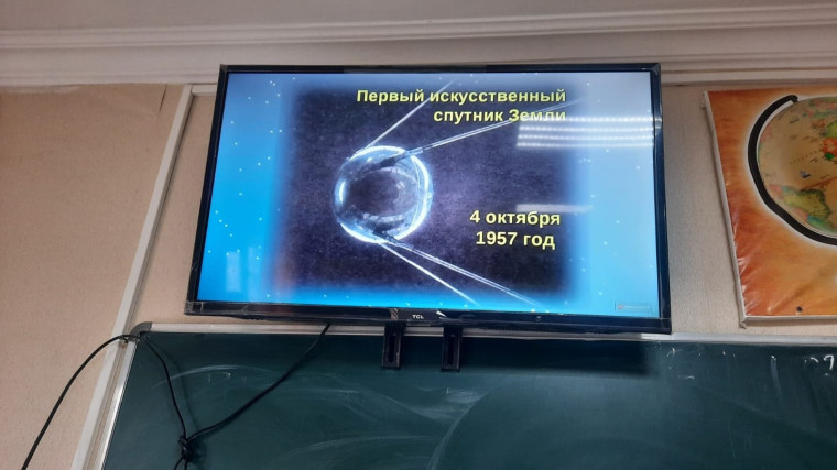 Тема урока: "Космические дали: планеты, звезды и галактики". Цель: познакомить учеников с основами космического пространства и вдохновить на создание собственных художественных интерпретаций..